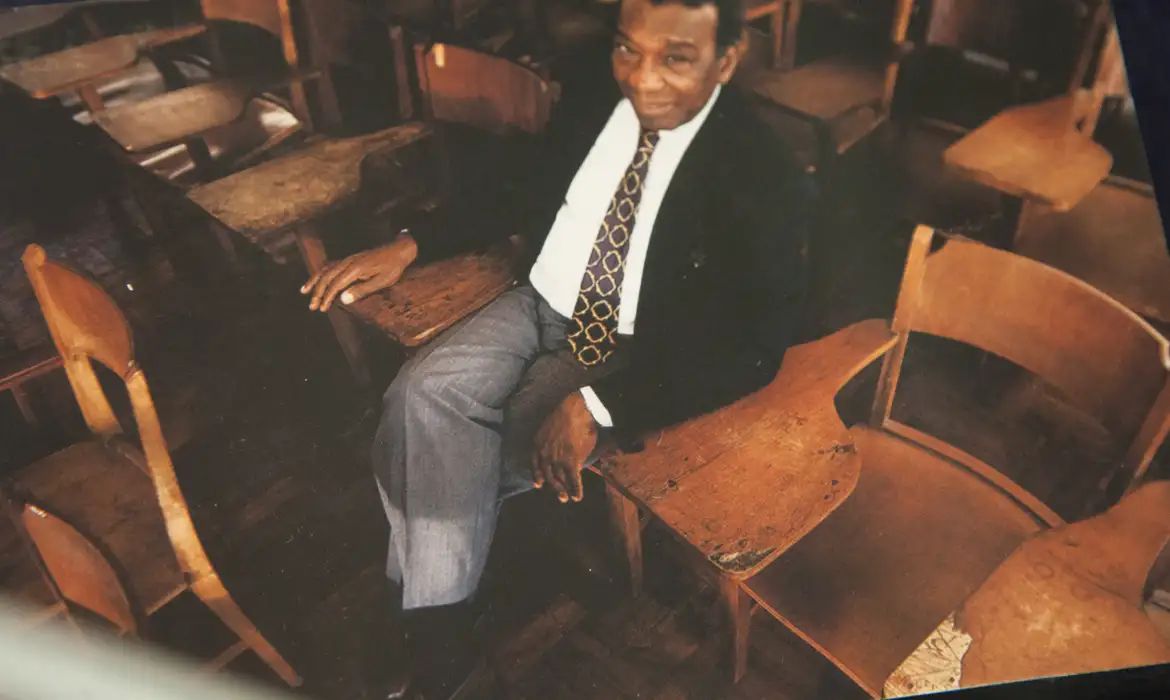 Acervo da USP revela novas faces do pensador negro Milton Santos