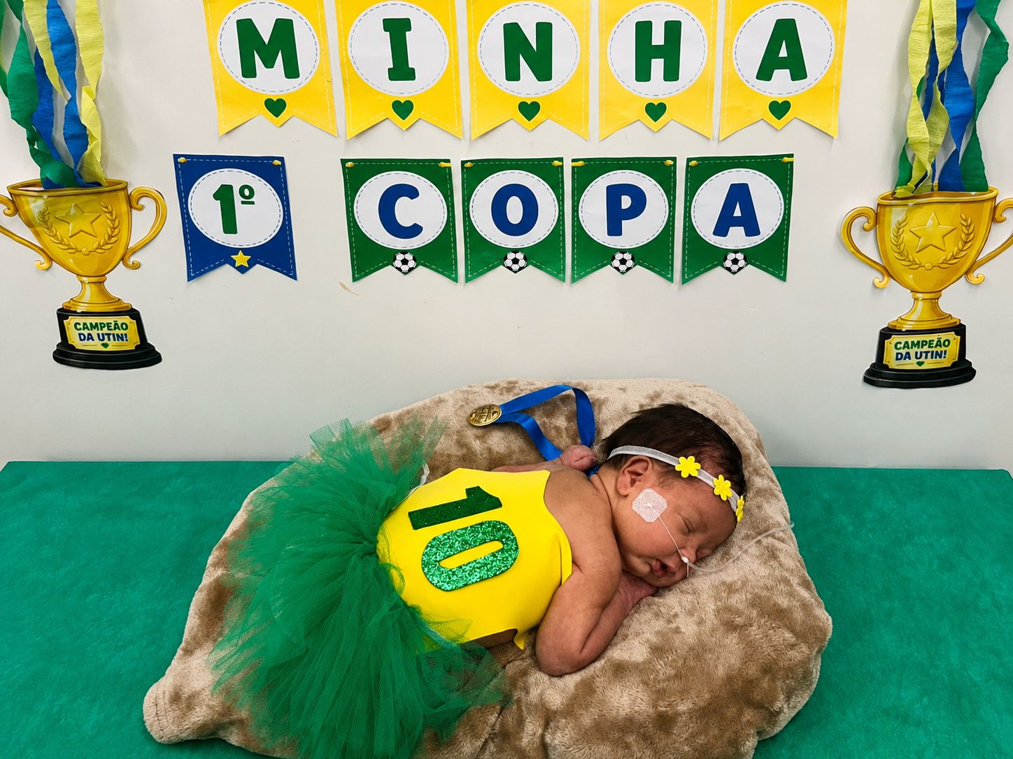 Bebês prematuros celebram a primeira Copa do Mundo com ensaio especial