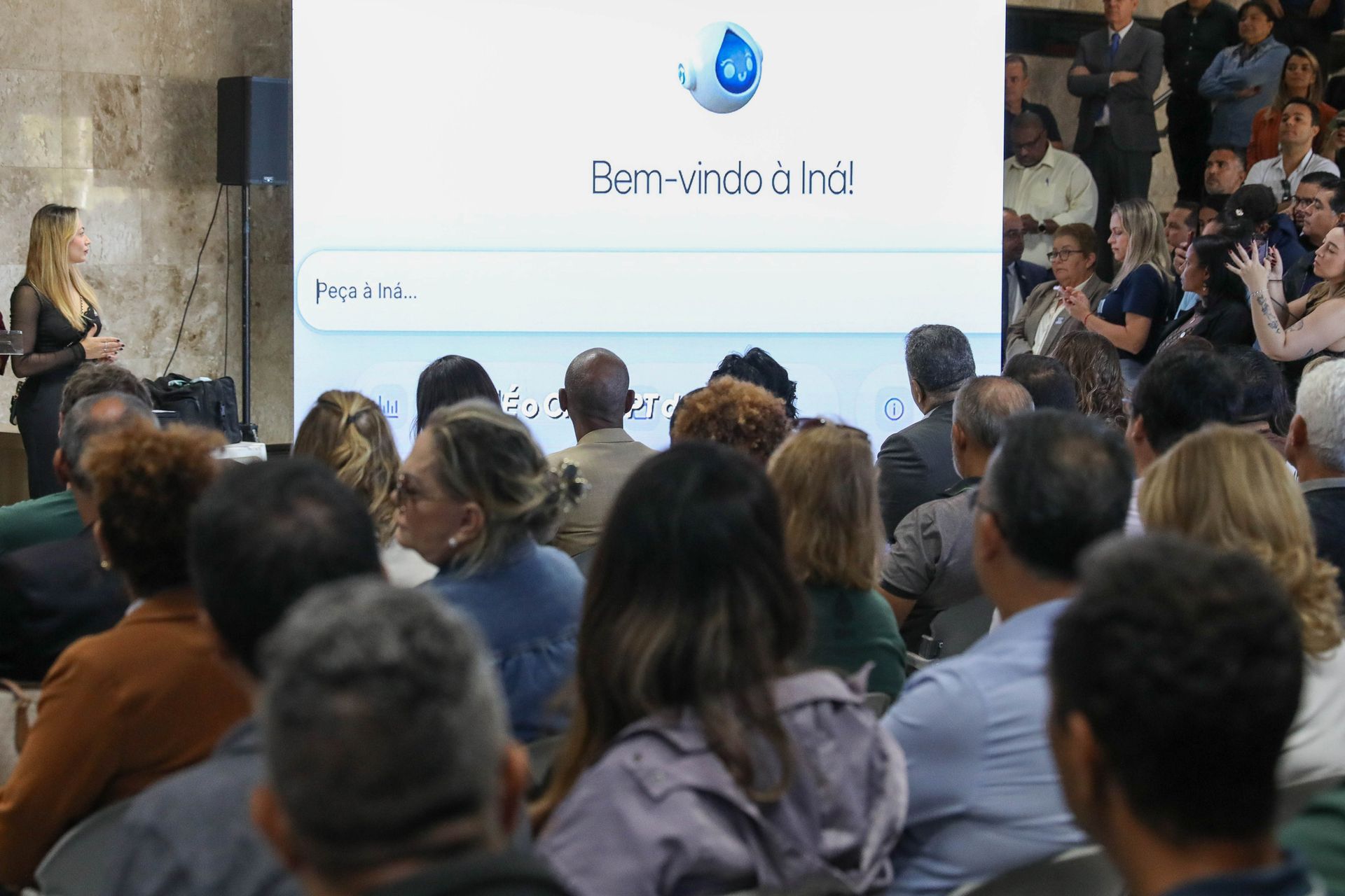 Caesb lança Iná, inteligência artificial pioneira no país para atendimento ao cidadão