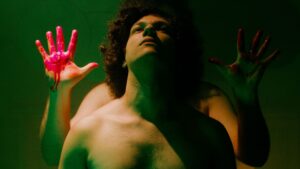 Cine Brasília celebra o Dia do Orgulho LGBTQIA+ com exibição de 'Labirinto dos Garotos Perdidos'
