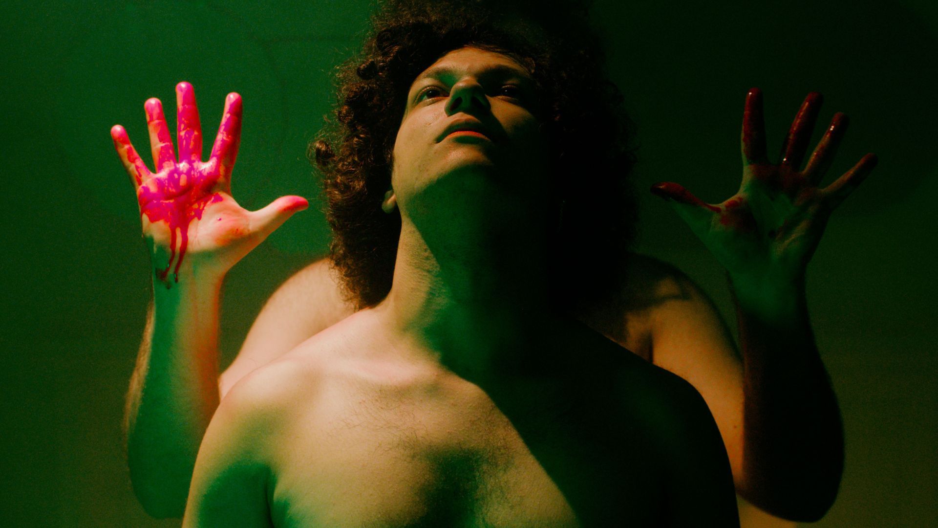 Cine Brasília celebra o Dia do Orgulho LGBTQIA+ com exibição de 'Labirinto dos Garotos Perdidos'