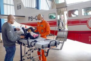 Corpo de Bombeiros do DF leva bebê para transplante de fígado no Paraná