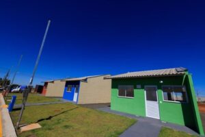 Entrega de casas a custo zero beneficia 50 famílias em Mineiros