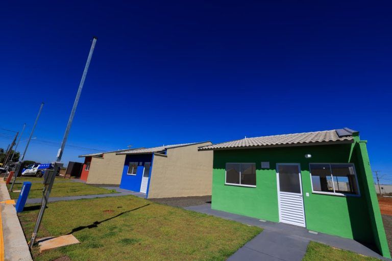 Entrega de casas a custo zero beneficia 50 famílias em Mineiros