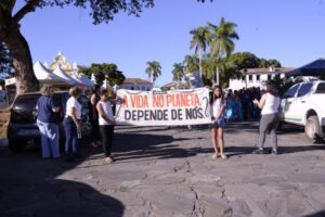 Fica 2026: caminhada em Defesa das Águas reúne 300 crianças nas ruas da cidade de Goiás