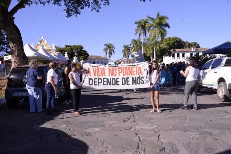 Fica 2026: caminhada em Defesa das Águas reúne 300 crianças nas ruas da cidade de Goiás
