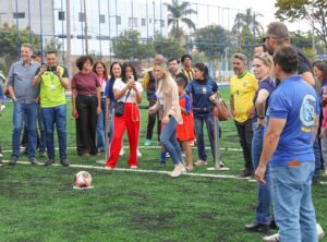 Governadora inaugura reforma de campos sintéticos em Taguatinga e Samambaia