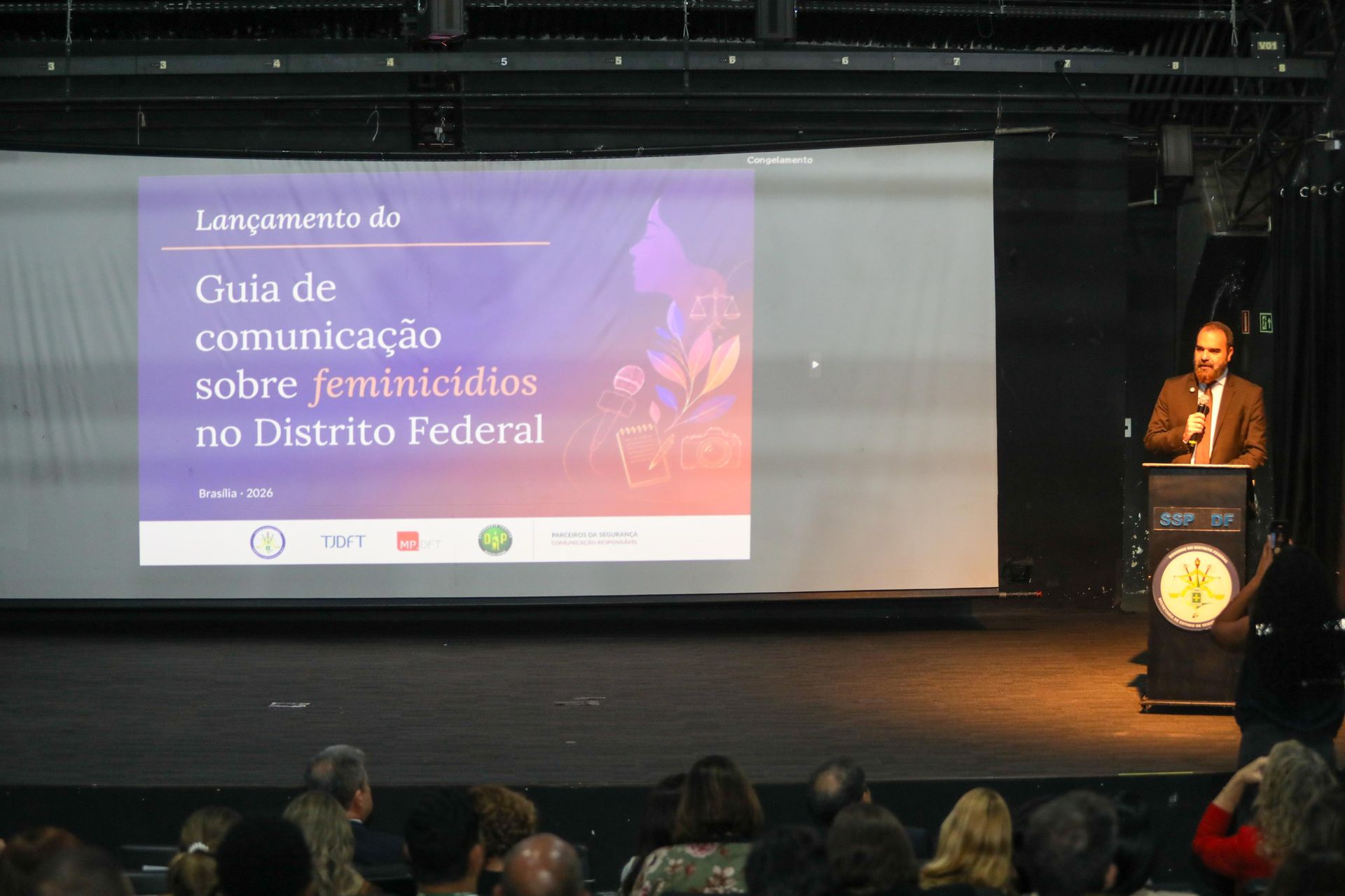 Guia fortalece comunicação responsável na prevenção da violência contra a mulher no DF