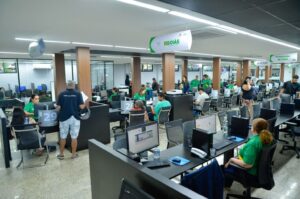 Jogo do Brasil altera expediente na segunda-feira