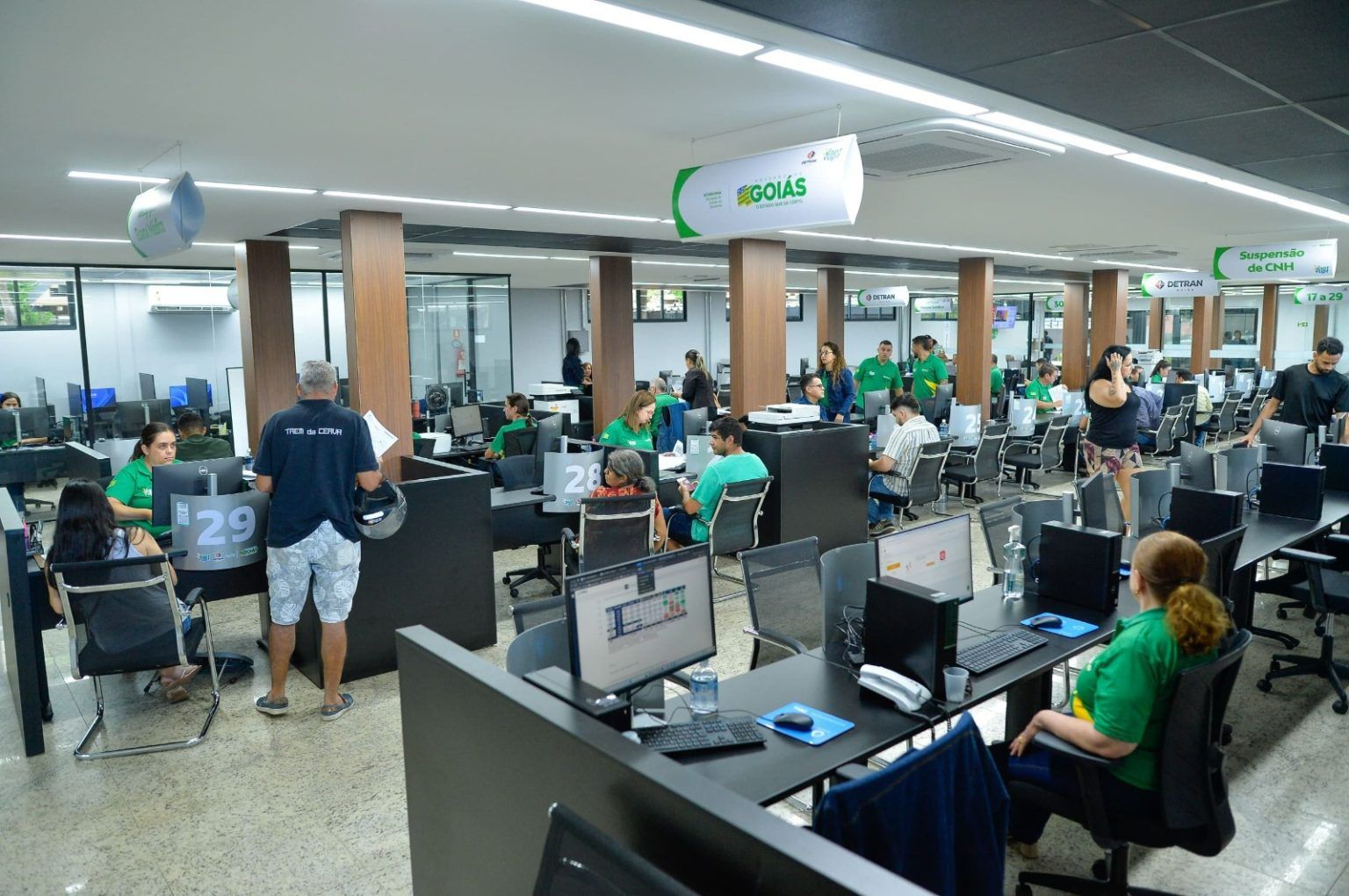 Jogo do Brasil altera expediente na segunda-feira