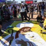 Jovens no DF se unem por tapetes de Corpus Christi e “jejum” de telas