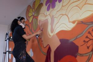 Oficina gratuita de grafite no IFB celebra 10 anos de carreira da artista urbana Siren