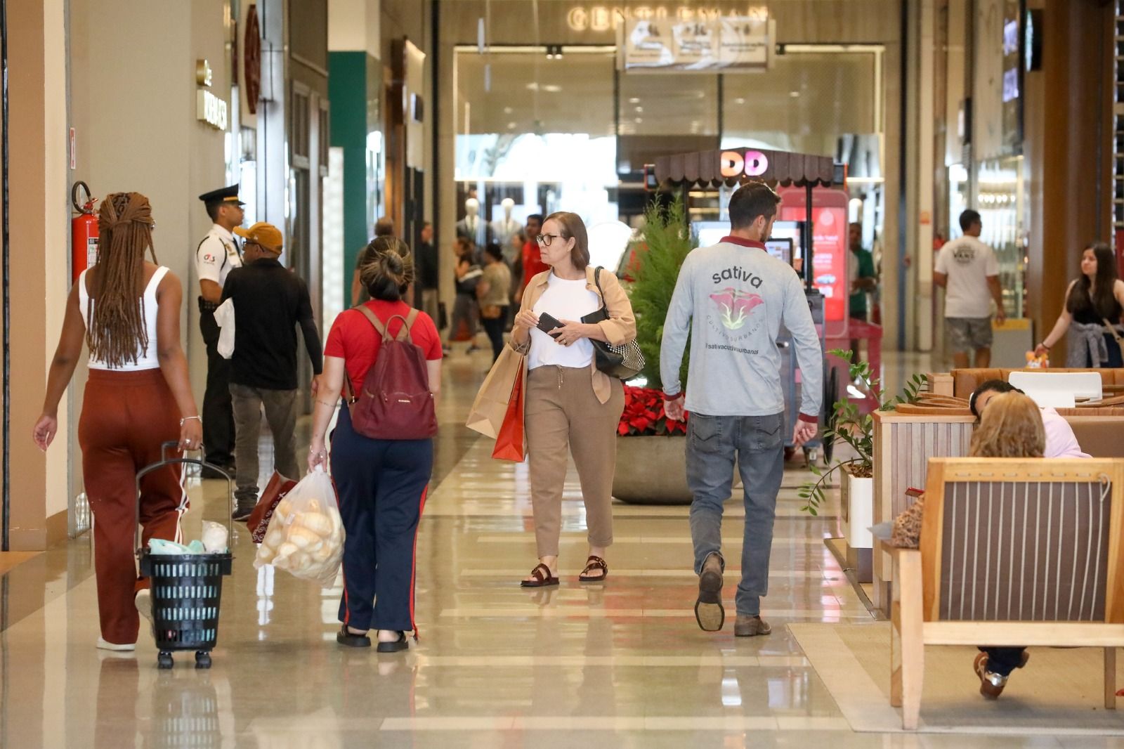 Operação Dia dos Namorados orienta comércio sobre direitos do consumidor