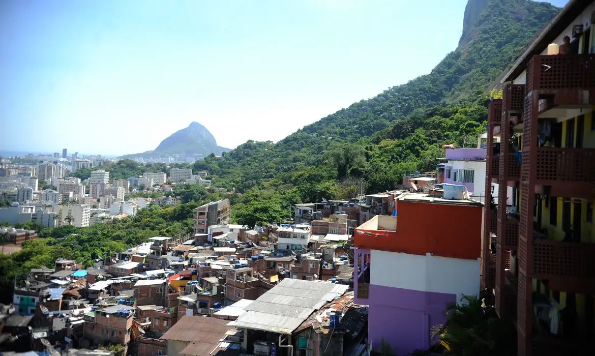 Operação na zona sul do Rio tem 6 presos e homem baleado em ônibus