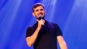 Padre Patrick apresenta “Pecado é Não Rir” no Teatro Goiânia