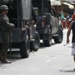 Polícia faz ação para cumprir 56 mandados de prisão na Maré, no Rio