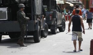 Polícia faz ação para cumprir 56 mandados de prisão na Maré, no Rio