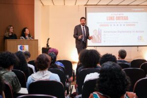 Porta-voz da Embaixada dos EUA visita CIL 01 e dialoga sobre temas gerais com estudantes