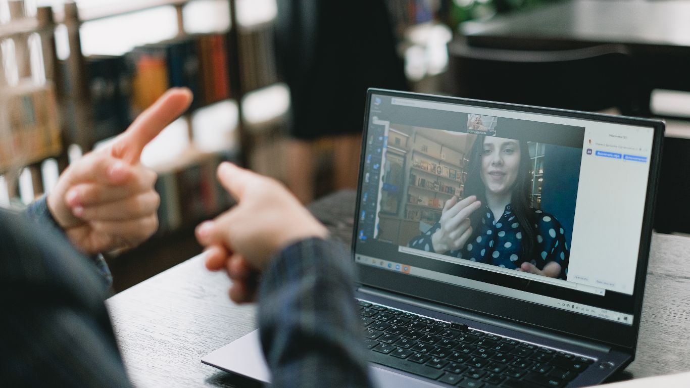 Projeto Librando Tech promove inclusão digital e acessibilidade com capacitação em Libras aplicada à tecnologia