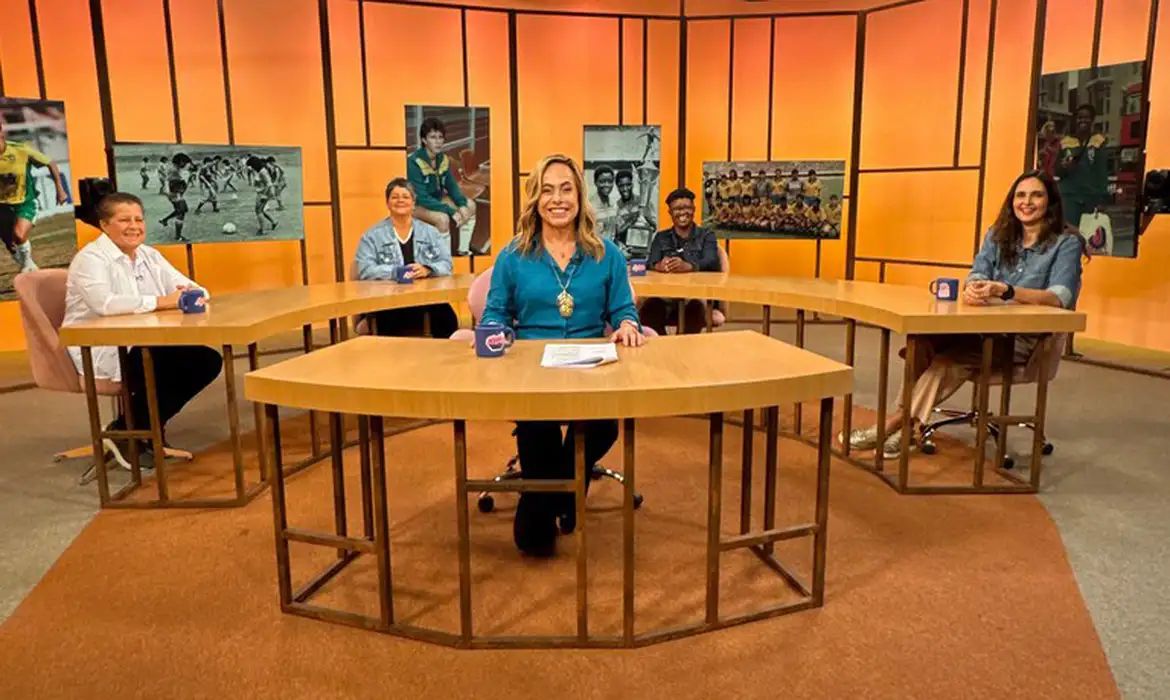 Sem Censura recebe pioneiras do futebol a um a 1 ano da Copa no Brasil