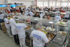 Usuários dos restaurantes comunitários de Ceilândia Norte e Estrutural têm transporte gratuito para almoçar em outras unidades