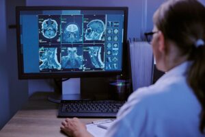 Aberta seleção para neurologia, psiquiatria e oftalmologia com salários de até R$ 16 mil