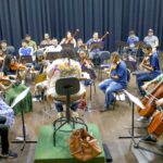 Alunos fazem apresentações musicais gratuitas antes do recesso escolar