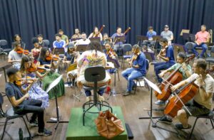 Alunos fazem apresentações musicais gratuitas antes do recesso escolar