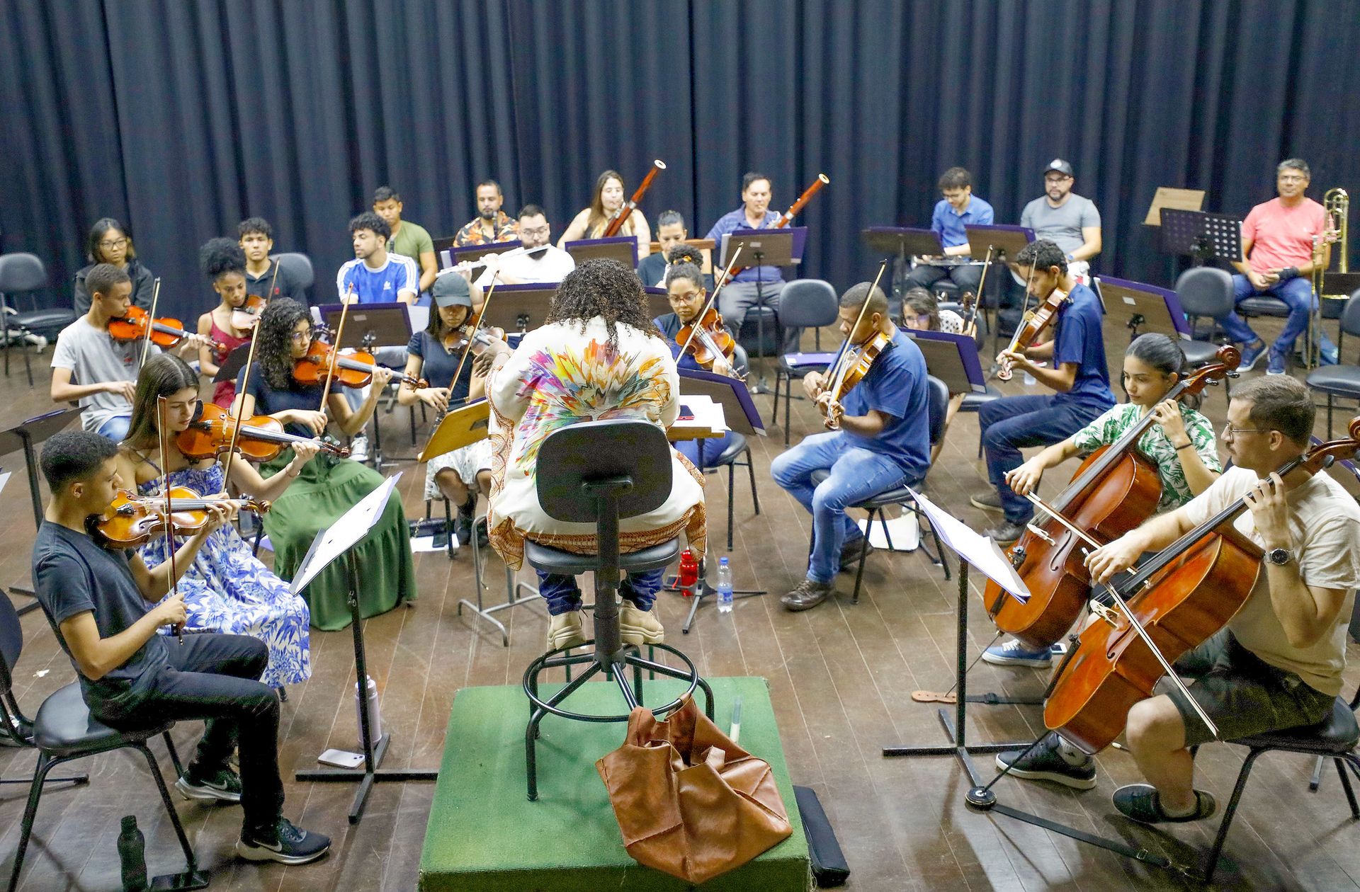 Alunos fazem apresentações musicais gratuitas antes do recesso escolar