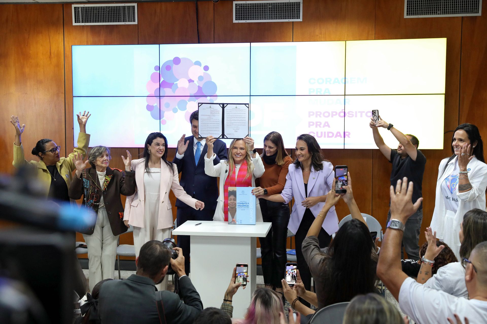 Celina Leão lança rede de amparo a mães atípicas e plano para frear violência