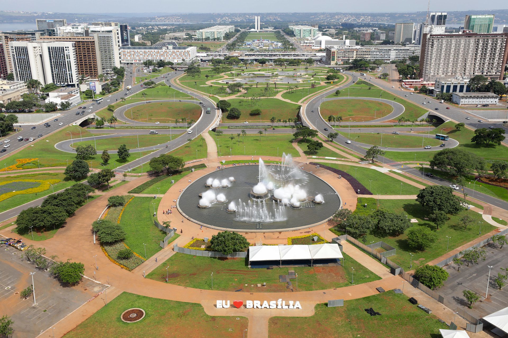 Como funcionam os ônibus turísticos e os centros de atendimento para conhecer Brasília