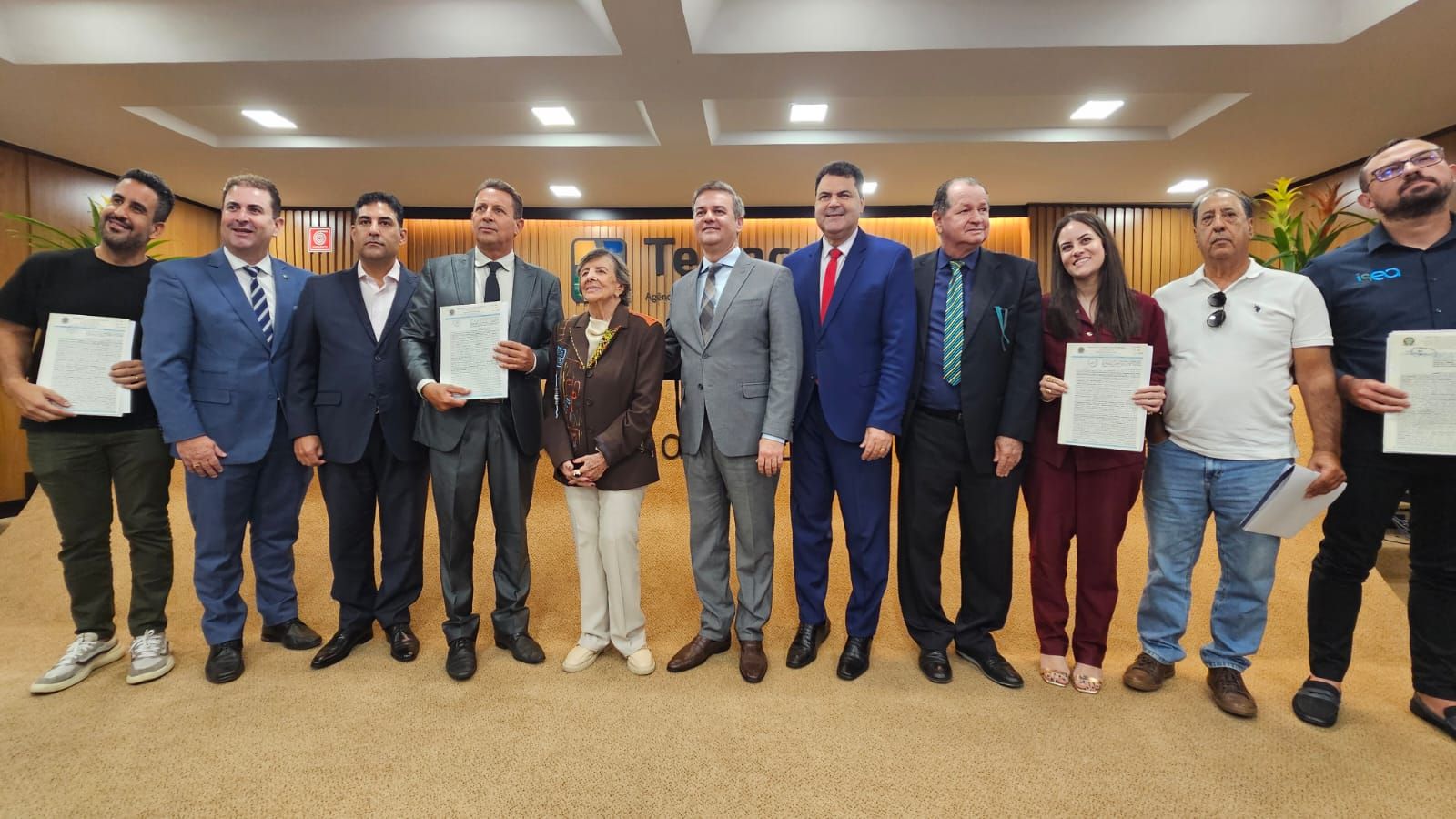 Empreendedores, igrejas e entidades sociais recebem documentos de regularização