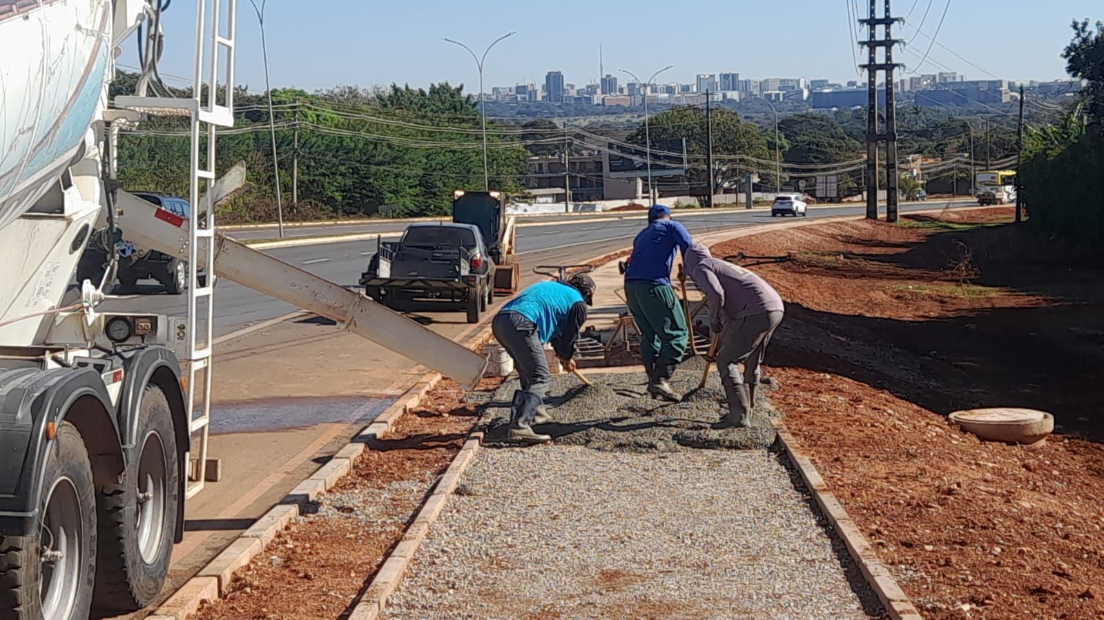 Novas calçadas na EPCV ampliam mobilidade dos pedestres