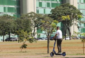Patinetes elétricos: saiba como funciona o serviço compartilhado em Brasília