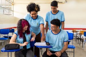 Pesquisa registra melhora na aprendizagem dos estudantes após restrição a celulares