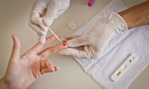 Preconceito contra pacientes com HIV ainda afasta pessoas de diagnóstico e cuidado