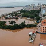 Rio Guaíba se aproxima da cota de alerta em Porto Alegre
