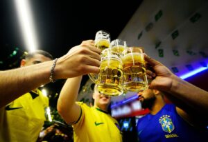 Vai beber durante os jogos da Copa? Consumo exige atenção