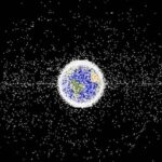 Você sabe o que é lixo espacial? Os objetos abandonados no espaço já mudam a forma como satélites são projetados e operados