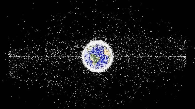 Você sabe o que é lixo espacial? Os objetos abandonados no espaço já mudam a forma como satélites são projetados e operados