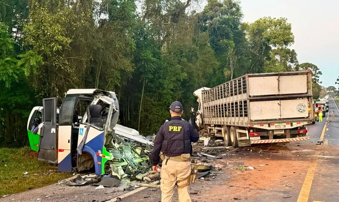 Acidente entre ônibus e caminhão mata 23 pessoas em estrada no Paraná