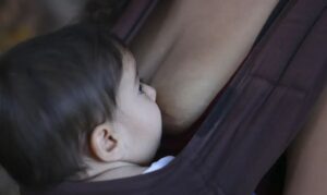 Amamentação reduz risco de doença cardíaca na mãe