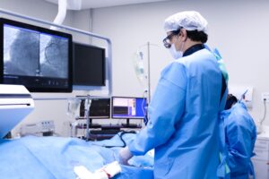 Ampliada oferta de tratamento menos invasivo para obstruções nas artérias do coração no Hospital de Base