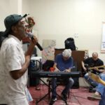 Com 25 anos, grupo musical de pacientes psiquiátricos lança novo álbum
