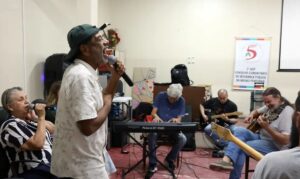 Com 25 anos, grupo musical de pacientes psiquiátricos lança novo álbum