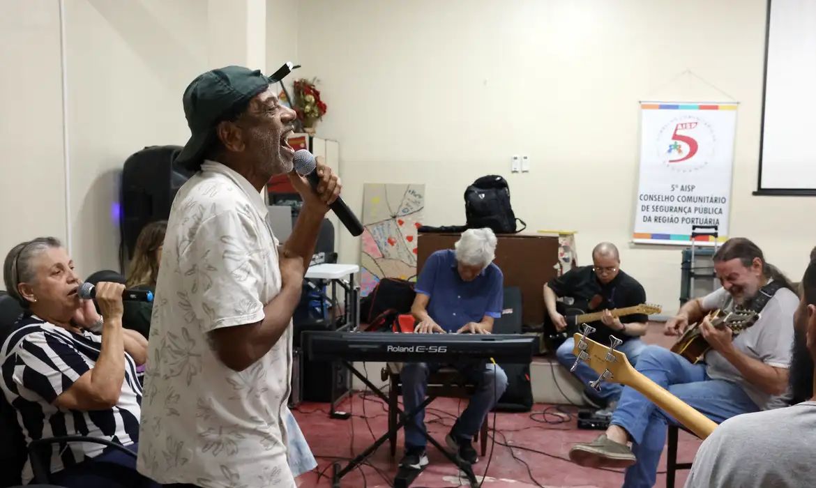 Com 25 anos, grupo musical de pacientes psiquiátricos lança novo álbum