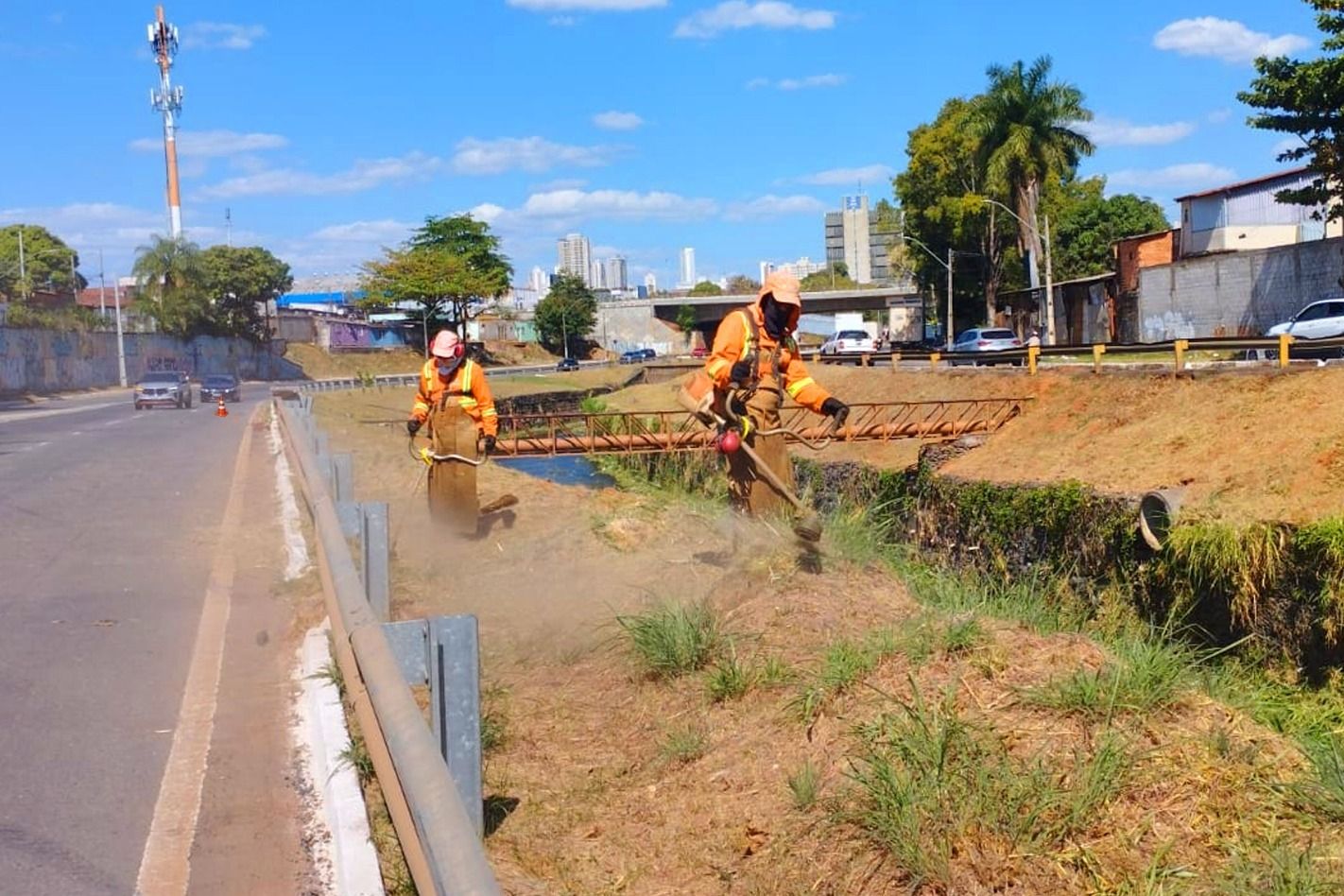 Comurg realiza limpeza preventiva em 14km do Córrego Botafogo