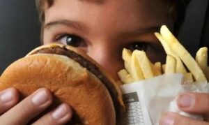 Controle do colesterol deve começar na infância, alerta cardiologista