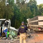 Corpos de vítimas de acidente no Paraná são retirados da pista