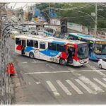 Criminosos usam ônibus em barricadas contra operação policial no Rio